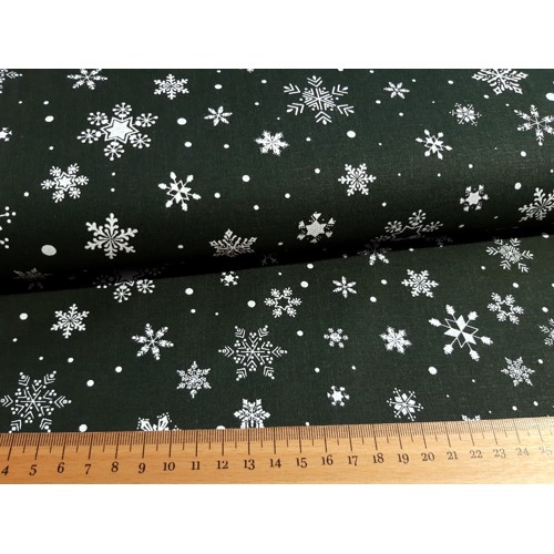 Bavlnené plátno vianočná bavlna snehové vločky stredné (Biele na zelenej)