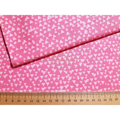 Dizajnérska bavlna plátno trojuholníky ružové na ružovom podklade