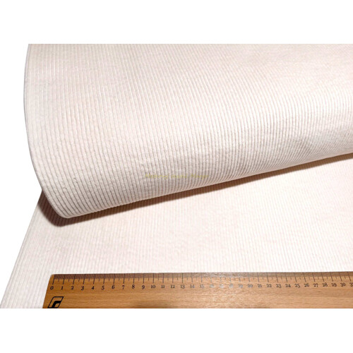 Detail textúry krémového bavlneného manchestru s elastanom a širokým 3mm vrúbkom, jemná a poddajná látka z e-shopu Kreativcentrum Margo.