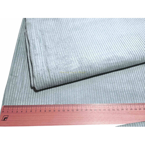 Detail textúry eukalyptového manchestru zo 100% bavlny so širokým 3mm vrúbkom, mäkká a poddajná látka na šitie z ponuky Kreativcentrum Margo.