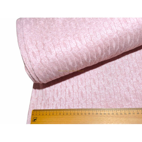 Detail textúry splývavého ružového štrikovaného úpletu so striedavým vzorom retiazok, elastická metráž na šaty z ponuky e-shopu Kreativcentrum Margo.