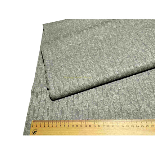 Detail textúry splývavého svetlozeleného štrikovaného úpletu so striedavým vzorom retiazok, elastická metráž na šaty a roláky z ponuky e-shopu Kreativcentrum Margo.