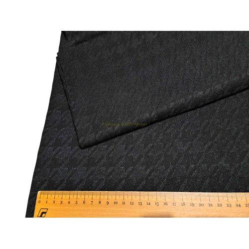 Detail textúry splývavého čierneho štrikovaného úpletu s ikonickým vzorom kohútej stopy, elastická látka s viskózou na šaty z e-shopu Kreativcentrum Margo.