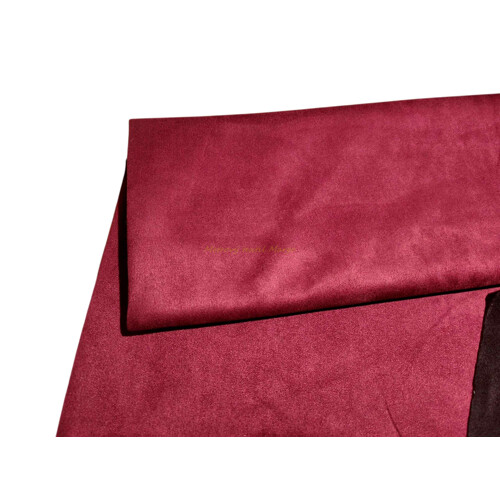 Detail textúry luxusnej vínovej elastickej jelenice, umelý semiš s úpletovým základom, ktorý sa nepára. Posledný kus 1,55m v ponuke e-shopu Kreativcentrum Margo.