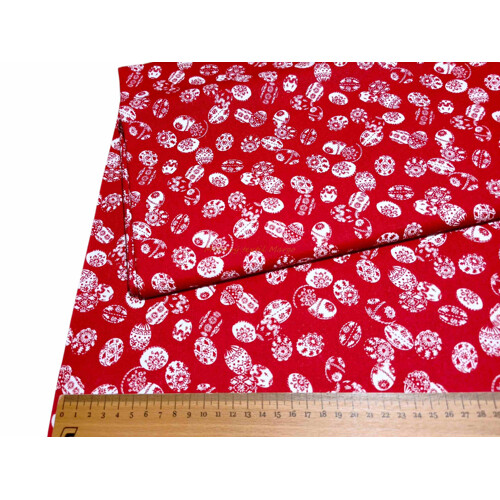 Detail červeného 100% bavlneného plátna s tradičným ľudovým vzorom bielych vajíčok, pripomínajúcim modrotlač. Kvalitná dekoračná metráž z ponuky e-shopu Kreativcentrum Margo.