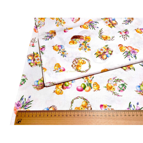 Detail sviatočného veľkonočného vzoru na bavlnenom plátne – maľované vajíčka, žlté kuriatka, narcisy, bahniatka a venčeky. Kvalitná 100% bavlna z e-shopu Kreativcentrum Margo.