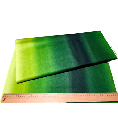 Detailný záber na prémiové dizajnové bavlnené plátno s plynulým ombré prechodom od svetlého stredu k tmavým okrajom, ideálne na patchwork a šitie oblečenia, šírka 110 cm.