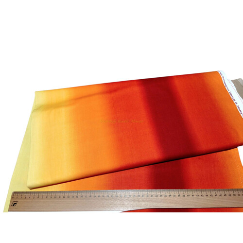 Detailný záber na žiarivé oranžové dizajnové bavlnené plátno s plynulým ombré prechodom od svetlého stredu k tmavým okrajom, šírka 110 cm, ideálne na patchwork a odevy.