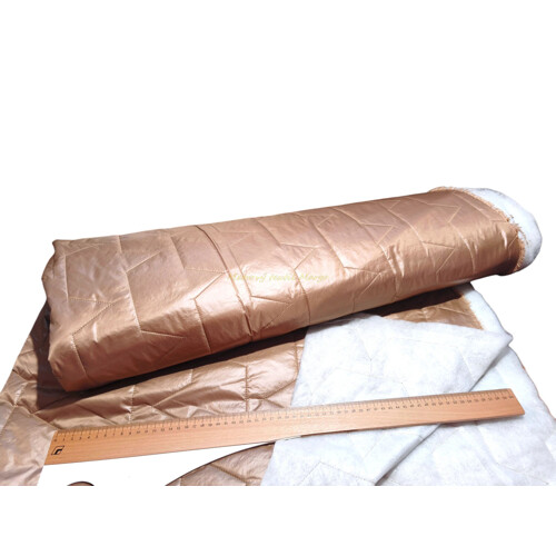 Detailný záber na prešívanú látku (prešiv) v elegantnej medenej farbe s jemným odleskom.