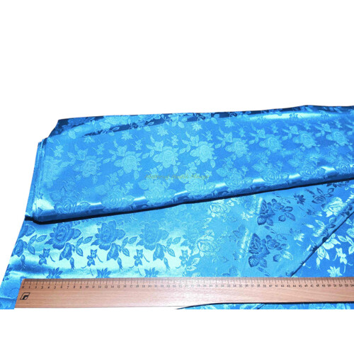 Jemný svetlomodrý žakárový brokát s vytkávaným obojstranným motívom ruží. Ideálny na detské kroje, lajblíky a slávnostné oblečenie, šírka 150 cm.