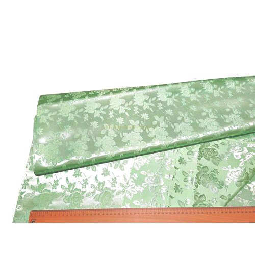 Svieži pastelový svetlozelený žakárový brokát s obojstranným motívom kvitnúcich ruží. Látka ideálna na slávnostné vesty a kroje, šírka 150 cm.