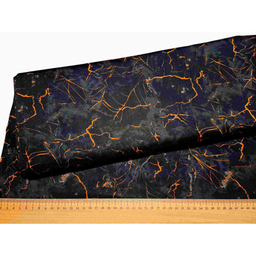 Prémiová dizajnová bavlna Windham Fabrics z kolekcie Hallow's Eve s elegantným oranžovým halloweenskym vzorom na sýtom čiernom podklade (kód 54451-3), ideálna na patchwork a šitie dekorácií – metrový textil Kreativcentrum Margo.