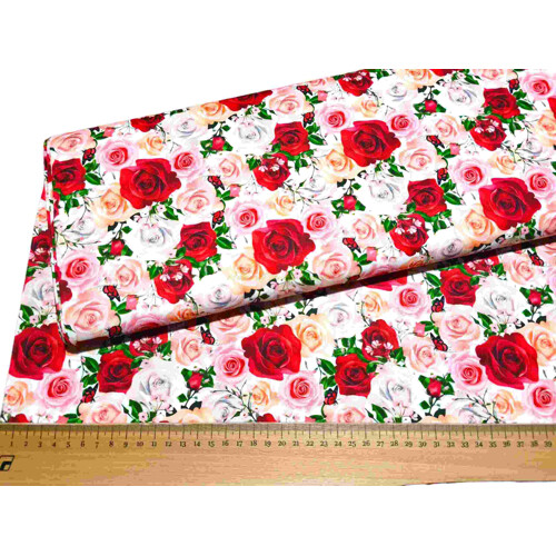 Prémiová dizajnová bavlna Blank Quilting z kolekcie La Vie en Rose s romantickým motívom červených, ružových a marhuľových ruží s motýľmi, ideálna na luxusný patchwork a dekorácie – metrový textil Kreativcentrum Margo.