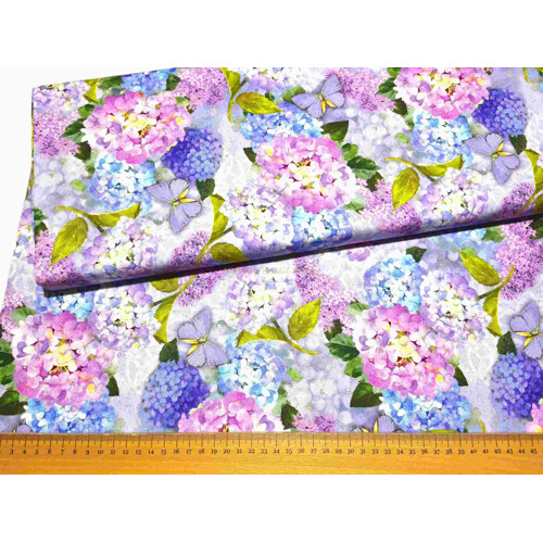 Prémiová dizajnová bavlna Blank Quilting z kolekcie Secret Garden s romantickým kvetinovým motívom fialových, modrých a ružových hortenzií s motýľmi, ideálna na luxusný patchwork a šitie dekorácií – metrový textil Kreativcentrum Margo.