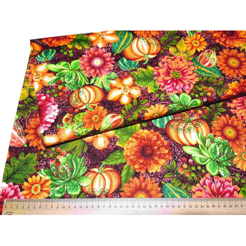 Prémiová dizajnová bavlna Studio e Fabrics z kolekcie Fall Festival s nádherným jesenným motívom tekvíc, kvetov a listov na elegantnom tmavom podklade, ideálna na patchwork a dekorácie – metrový textil Kreativcentrum Margo.