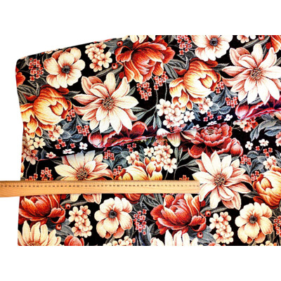 Gobelín kvety na čiernom podklade